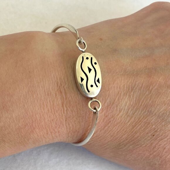 Sterling Silver Oval Black Onyx Geometric Reversible Hinged Bangle Bracelet 6.5" - Picture 2 of 16